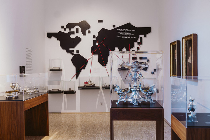 Das Bild zeigt einen Museumsraum der Kulturgeschichte mit Erzeugnissen aus Silber. 