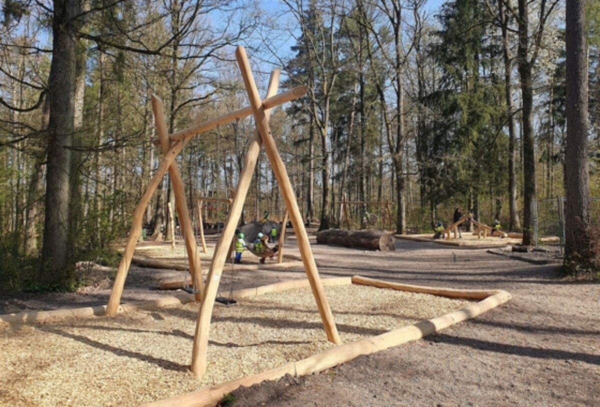 Nachhaltiges Material: Aus naturbelassenem Robinienholz sind die neuen Spielgeräte auf dem Waldspielplatz gefertigt. (Foto: Stadt Heilbronn/Robin Ihle)