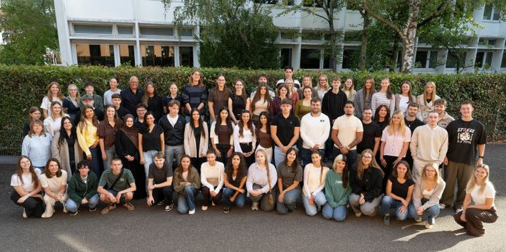 Das Bild zeigt die Gruppe der 91 neuen Auszubildenden, Studierenden und Praktikantinnen sowie Praktikanten der Stadt Heilbronn gemeinsam mit Kolleginnen und Kollegen aus dem Personal- und Organisationsamt. (Foto: Stadtarchiv/B. Kimmerle)