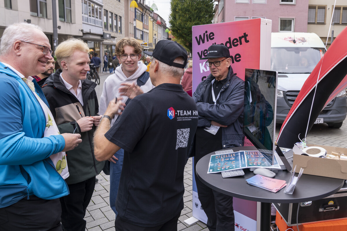 Junge Menschen testen die Eis-KI und erfahren mehr über KI-Themen in Heilbronn. Foto: Stadt Heilbronn/Jürgen Häffner