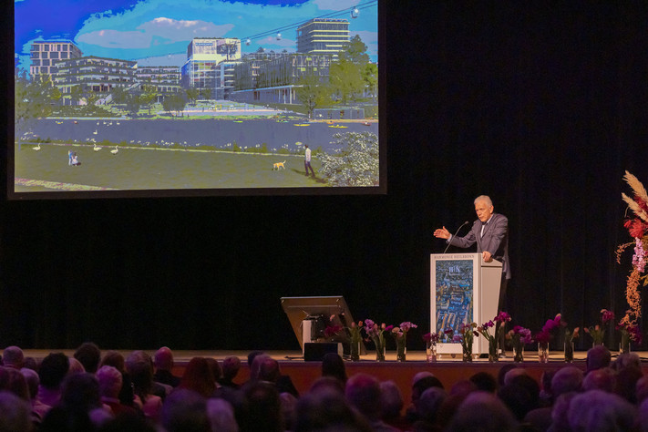 Das Bild zeigt OB Harry Mergel bei der Vorstellung des geplanten Seilbahnprojektes in Heilbronn. 