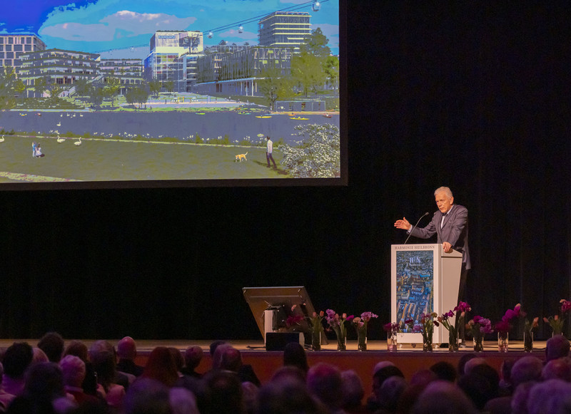 Das Bild zeigt OB Harry Mergel bei der Vorstellung des geplanten Seilbahnprojektes in Heilbronn.