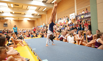 Turnerin im Handstand beim Landeskinderturnfest 2019 in Heilbronn