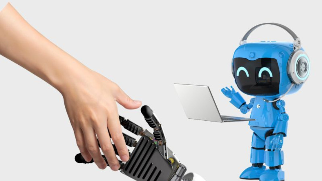 Symbolbild: Man sieht eine menschliche Hand und eine Roboterhand