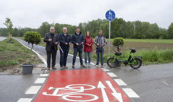 Das Bild zeigt den Startpunkt des neuen Radweges bei Biberach. Bürgermeister Andreas Ringle und weitere Projektebeteiligte schneiden das Band durch und geben den Radweg frei. 