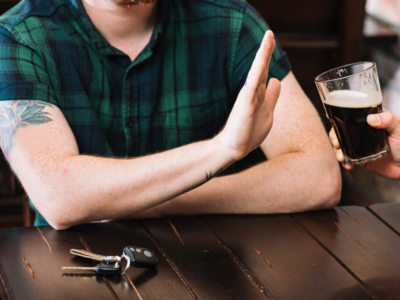 Ein Mann lehnt ein Bier ab.