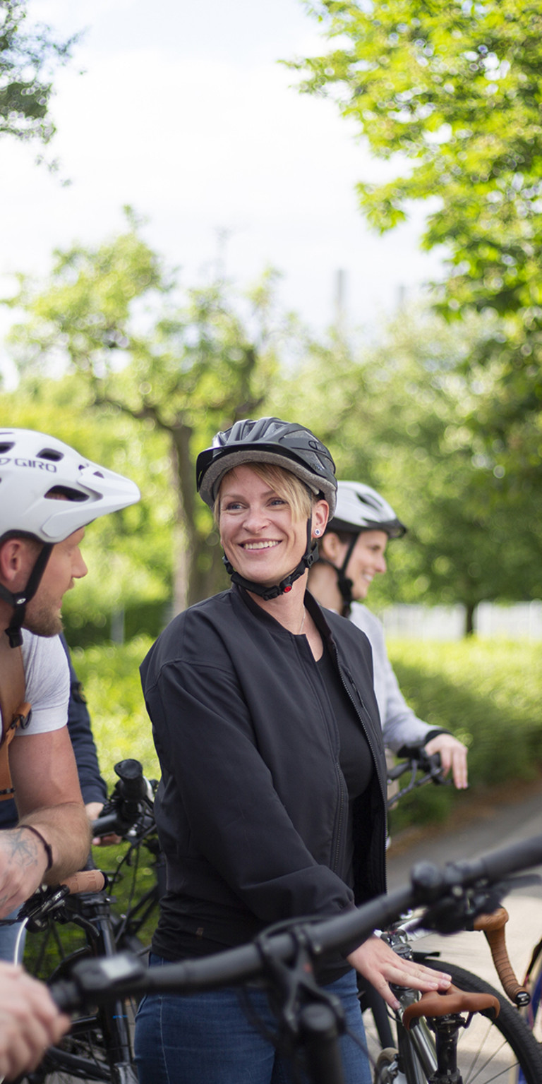 Eine gruppe von Fahrradfahrern unterhält sich