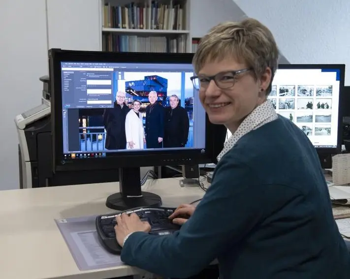 Das Aufmacherfoto der Dezemberausgabe der „Heilbronner Stadtzeitung“ wird archiviert. Bisher mussten Namen und Schlagworte von Hand in die Textmaske eingetippt werden, wie Miriam Eberlein vom Stadtarchiv hier demonstriert. Mithilfe von Künstlicher Intelligenz soll das jetzt einfacher werden