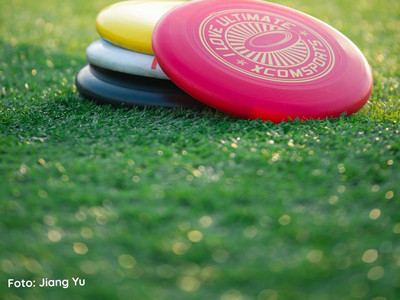 Bunter Stapel Frisbees. 