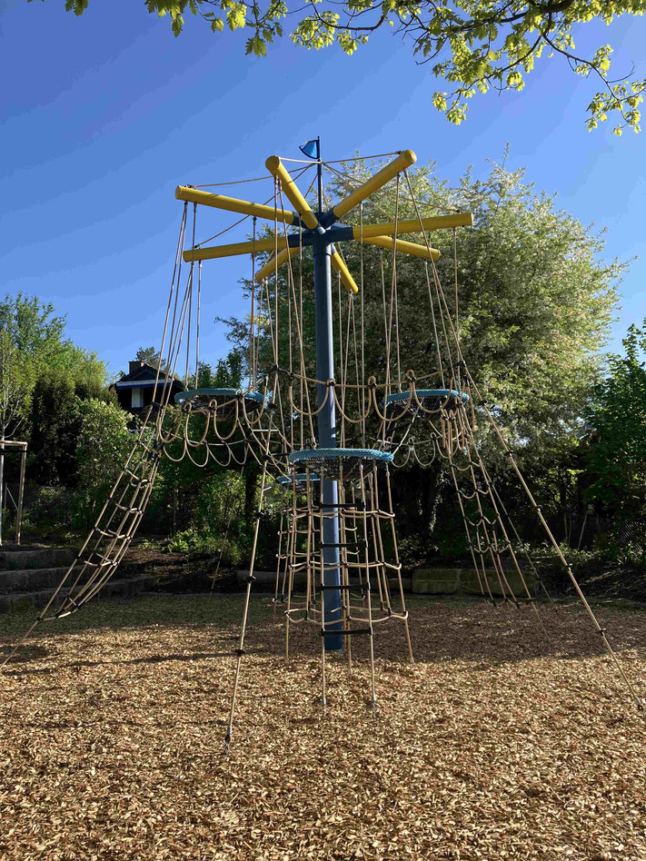 Das große Seilklettergerät bildet den Mittelpunkt des sanierten Spielplatzes. Foto: Stadt Heilbronn