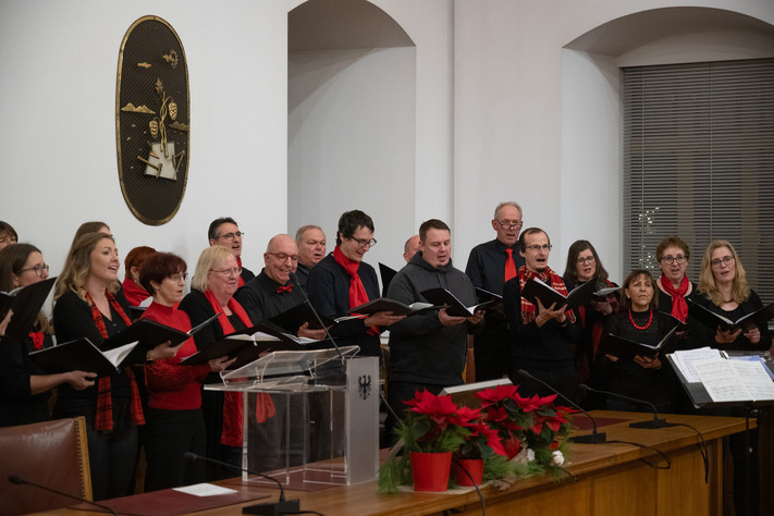 Das Bild zeigt den Chor Arcobaleno bei seinem Auftritt im Großen Ratssaal zur Untermalung der Ehrung der Ehrenamtlichen. 