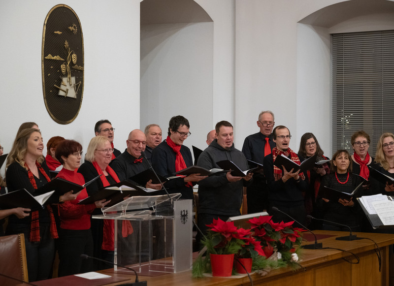 Das Bild zeigt den Chor Arcobaleno bei seinem Auftritt im Großen Ratssaal zur Untermalung der Ehrung der Ehrenamtlichen.