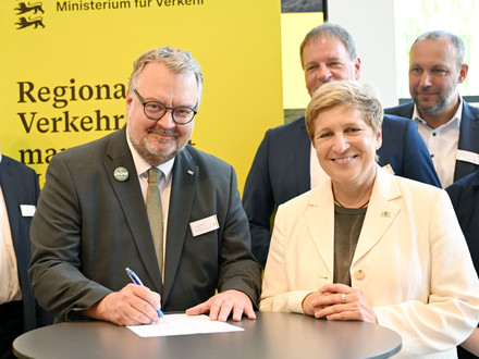 Das Bild zeigt Heilbronns Bürgermeister Andreas Ringle mit Landesverkehrsministerin Nicole Razavi beim Unterzeichnen der Vereinbarung.  