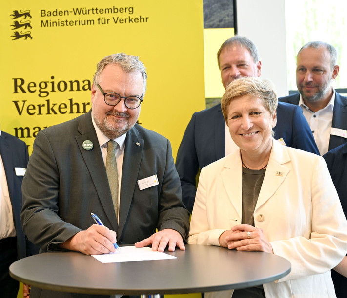 Das Bild zeigt Heilbronns Bürgermeister Andreas Ringle mit Landesverkehrsministerin Nicole Razavi beim Unterzeichnen der Vereinbarung.