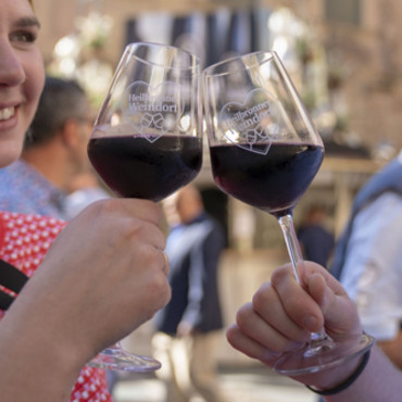 Paar stößt mit Wein an