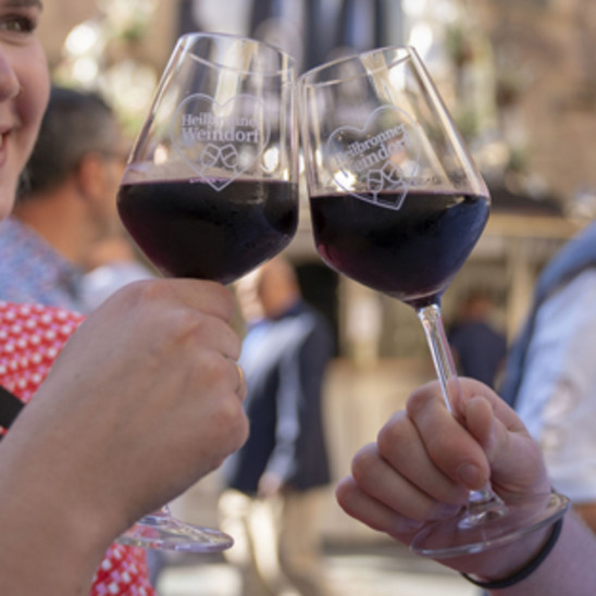 Paar stößt mit Wein an
