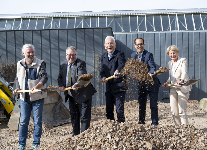 Architekt Thomas Bauer, Baubürgermeister Andreas Ringle, Oberbürgermeister Harry Mergel, Vorsitzender des  SV Heilbronn am Leinbach Lars Epple und Bürgermeisterin Agnes Christner (v.l.n.r.)  begehen den Spatenstich an der Römerhalle. (Foto: Stadtarchiv/L.Heiß)