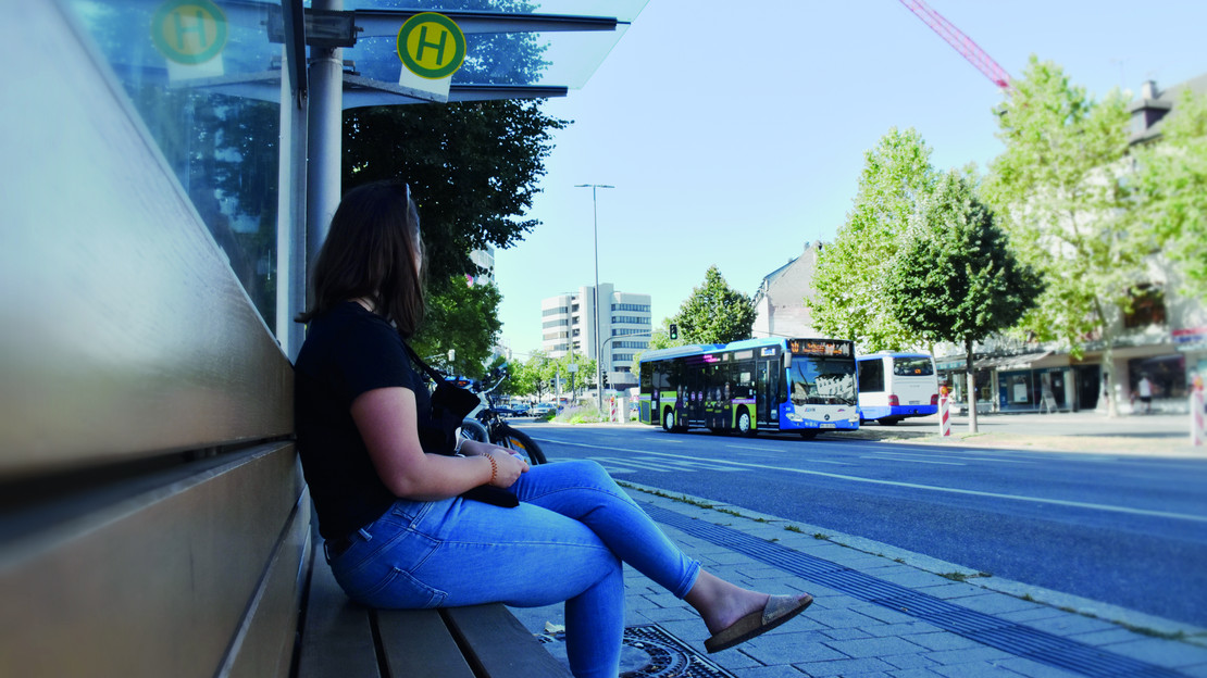 Sogenannte Taktile Leitsysteme wie Rippen auf dem Boden sind besonders für blinde und sehbehinderte Fahrgäste an Bushaltestellen sehr hilfreich. Foto: Nadine Izquierdo