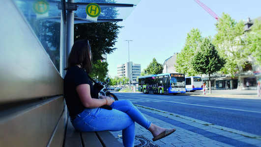 Sogenannte Taktile Leitsysteme wie Rippen auf dem Boden sind besonders für blinde und sehbehinderte Fahrgäste an Bushaltestellen sehr hilfreich. Foto: Nadine Izquierdo