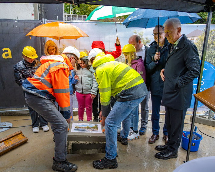 Einhebung der Betonplatte, die die Zeitkapsel im Boden versiegelt