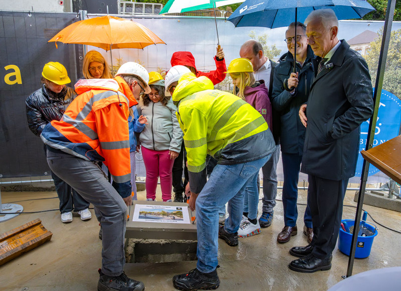 Einhebung der Betonplatte, die die Zeitkapsel im Boden versiegelt