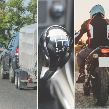 Eine dreier Collage. Links ist ein Auto mit Anhänger zu sehen, mittig ein Schaltknüppel und rechts ein Motorradfahrer von hinten.