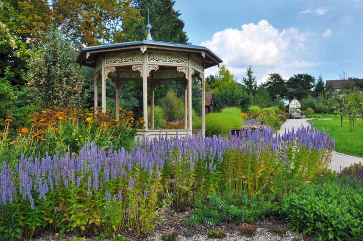 Blumenbeet im Botanischen Obstgarten