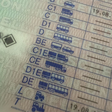Rückseite eines Führerscheins mit den verschiedenen Klassen