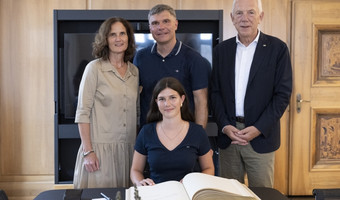 Victoria Säring hat sich in Anwesenheit von Oberbürgermeister Harry Mergel (r.) und ihrer Eltern Claudia Säring und ihr Mann Frank ins Goldene Buch der Stadt eingetragen. (Foto: Stadtarchiv Heilbronn/Barbara Kimmerle)