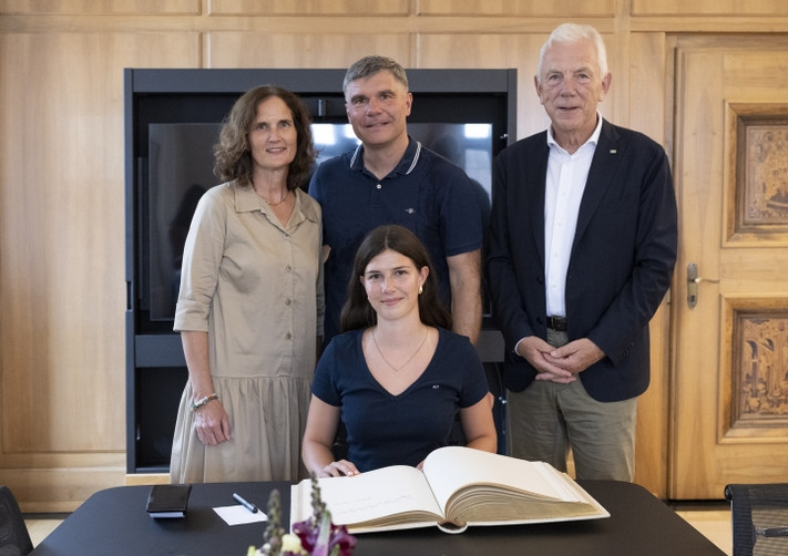 Victoria Säring hat sich in Anwesenheit von Oberbürgermeister Harry Mergel (r.) und ihrer Eltern Claudia Säring und ihr Mann Frank ins Goldene Buch der Stadt eingetragen. (Foto: Stadtarchiv Heilbronn/Barbara Kimmerle)
