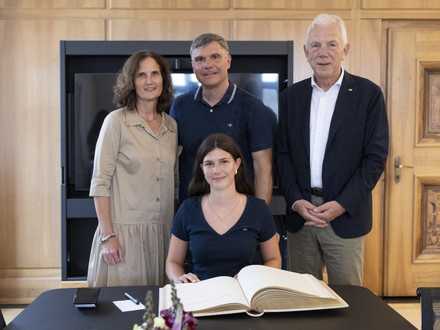 Victoria Säring hat sich in Anwesenheit von Oberbürgermeister Harry Mergel (r.) und ihrer Eltern Claudia Säring und ihr Mann Frank ins Goldene Buch der Stadt eingetragen. (Foto: Stadtarchiv Heilbronn/Barbara Kimmerle)