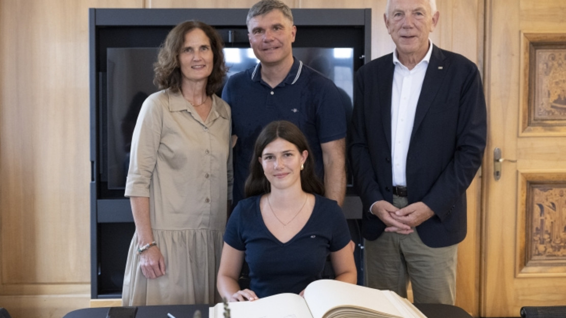 Victoria Säring hat sich in Anwesenheit von Oberbürgermeister Harry Mergel (r.) und ihrer Eltern Claudia Säring und ihr Mann Frank ins Goldene Buch der Stadt eingetragen. (Foto: Stadtarchiv Heilbronn/Barbara Kimmerle)