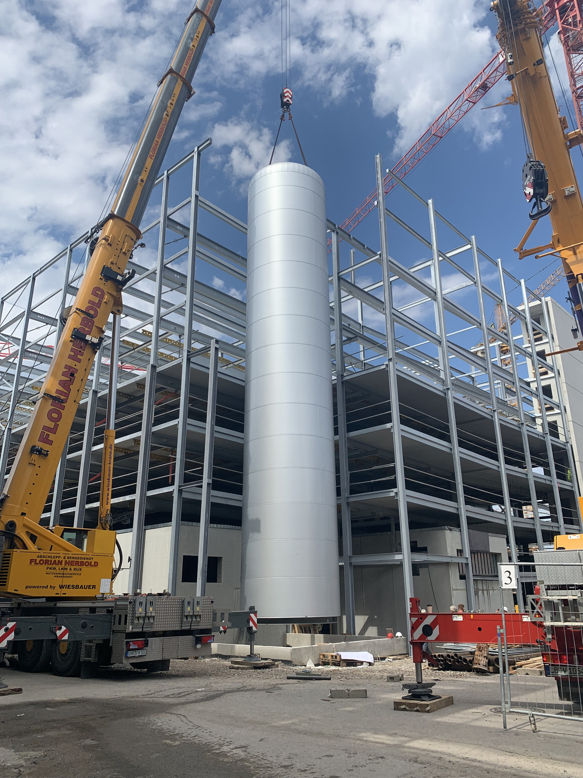 Installation Pufferspeicher (Foto: Wärmegesellschaft Heilbronn mbH)