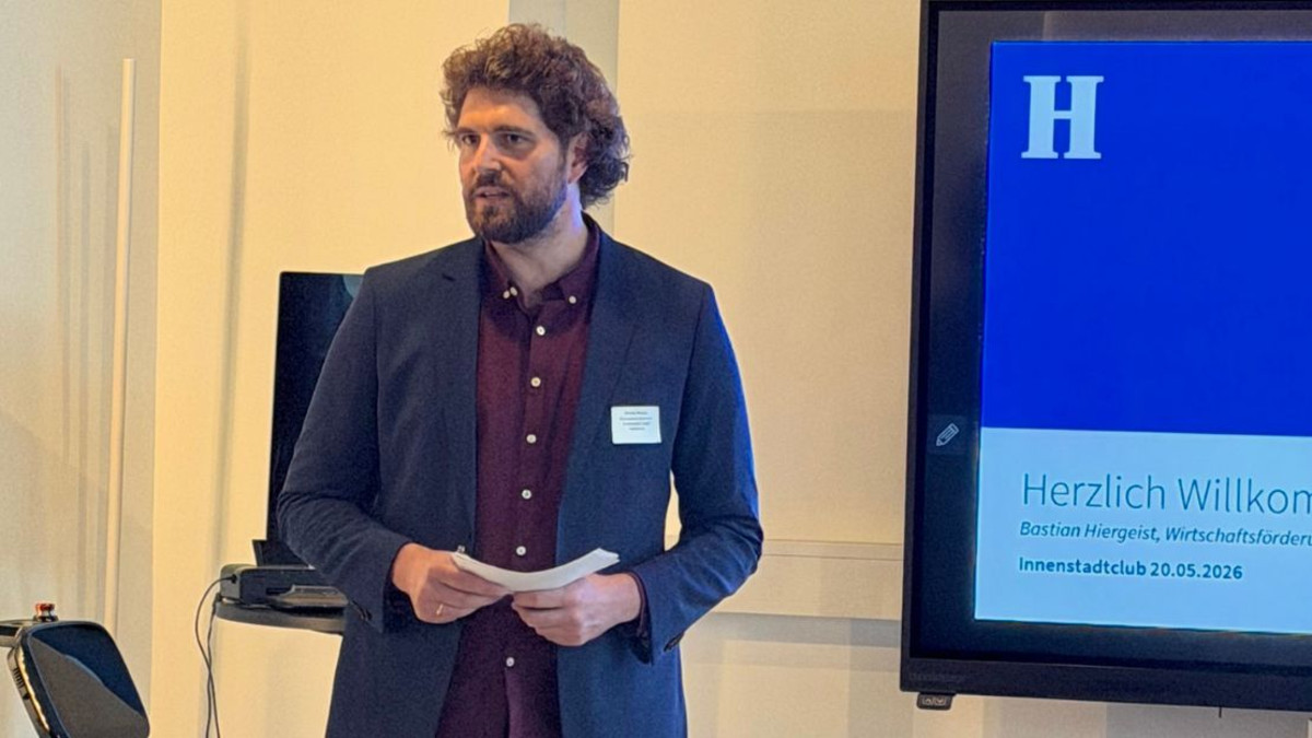 Moderne Präsentationssituation im Innenstadt-Club. Amos Heuss, Leiter Kompetenzzentrum Innenstadt, präsentiert.