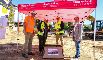 Grundsteinlegung mit (von links) Polier Ingolf Gleichmann, Implenia, Baubürgermeister Andreas Ringle, Stadtsiedlungs-Geschäftsführer Dominik Buchta und Stefan Hormuth (r.) vom Generalunternehmer Implenia.