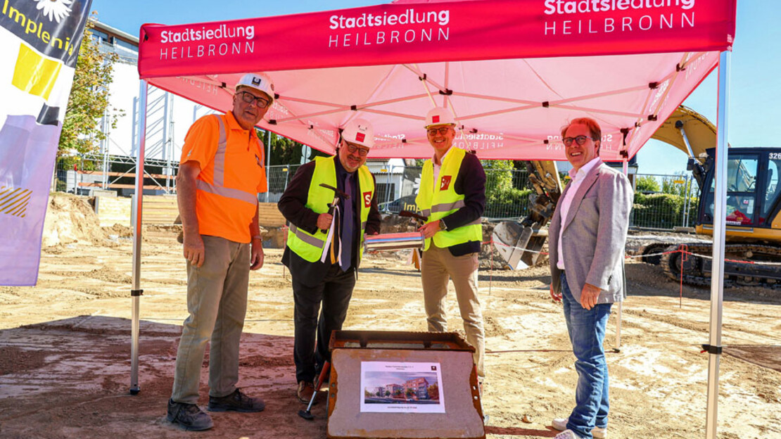 Grundsteinlegung mit (von links) Polier Ingolf Gleichmann, Implenia, Baubürgermeister Andreas Ringle, Stadtsiedlungs-Geschäftsführer Dominik Buchta und Stefan Hormuth (r.) vom Generalunternehmer Implenia.