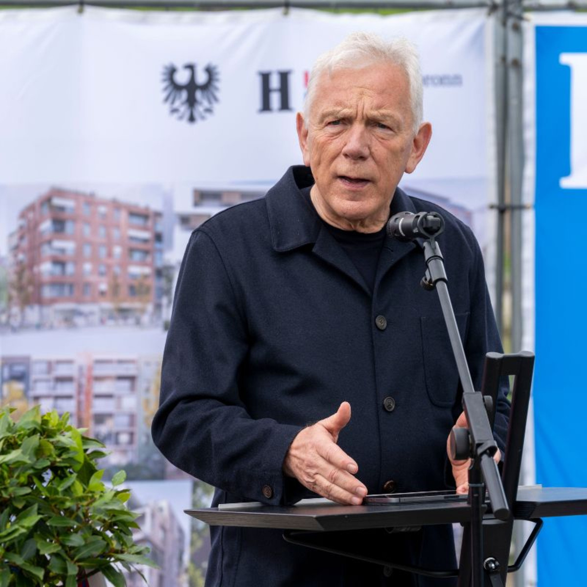 Oberbürgermeister Harry Mergel hält eine Rede beim zweiten Spatenstich