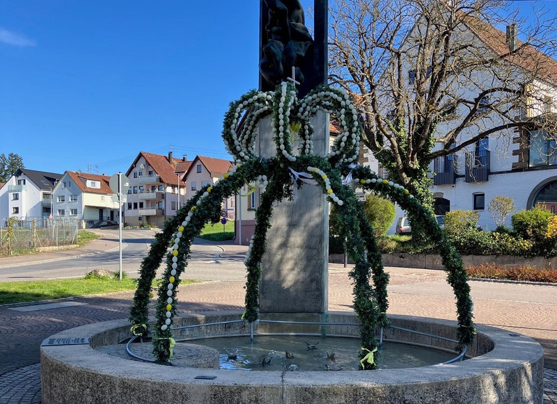 Das Bild zeigt den geschmückten Nepomukbrunnen in Kirchhausen.