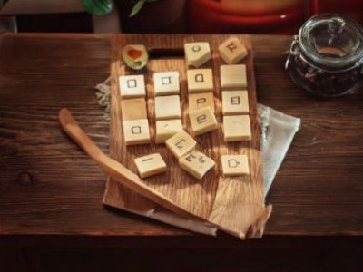 französisches Scrabble. KI-generiertes Foto (Stadt Heilbronn/Jürgen Häffner)