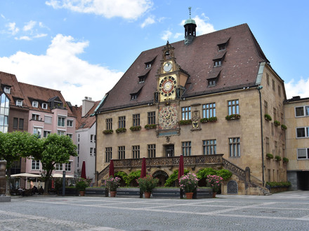 Das Bild zeigt das Rathaus am Marktplatz mit der Freitreppe. 
