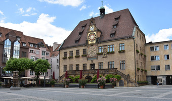 Das Bild zeigt das Rathaus am Marktplatz mit der Freitreppe.