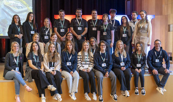 Das Bild zeigt eine Gruppe Auszubildender und Betreuender der Stadtverwaltung beim Vorbereiten einer Veranstaltung in der Harmonie. 