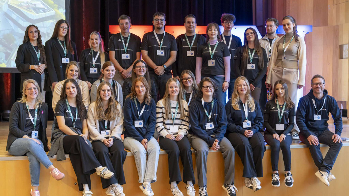 Das Bild zeigt eine Gruppe Auszubildender und Betreuender der Stadtverwaltung beim Vorbereiten einer Veranstaltung in der Harmonie. 