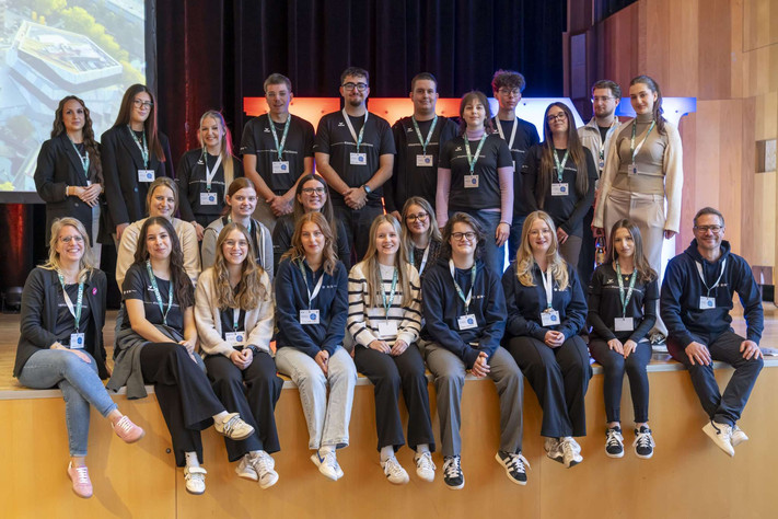 Das Bild zeigt eine Gruppe Auszubildender und Betreuender der Stadtverwaltung beim Vorbereiten einer Veranstaltung in der Harmonie. 