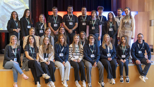 Das Bild zeigt eine Gruppe Auszubildender und Betreuender der Stadtverwaltung beim Vorbereiten einer Veranstaltung in der Harmonie. 