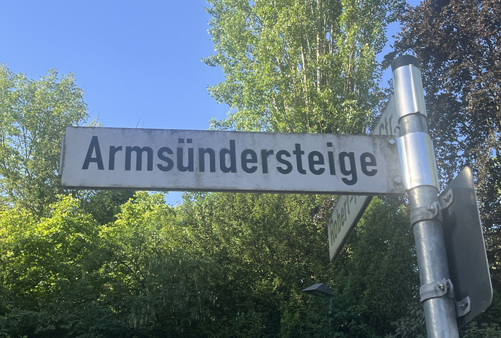 Das Bild zeigt das Straßenschild der Armsündersteige in Heilbronn-Ost. Hier liefen zu Reichtsstadtzeiten die zum Tode Verurteilten auf ihrem Weg zum Galgenberg. 