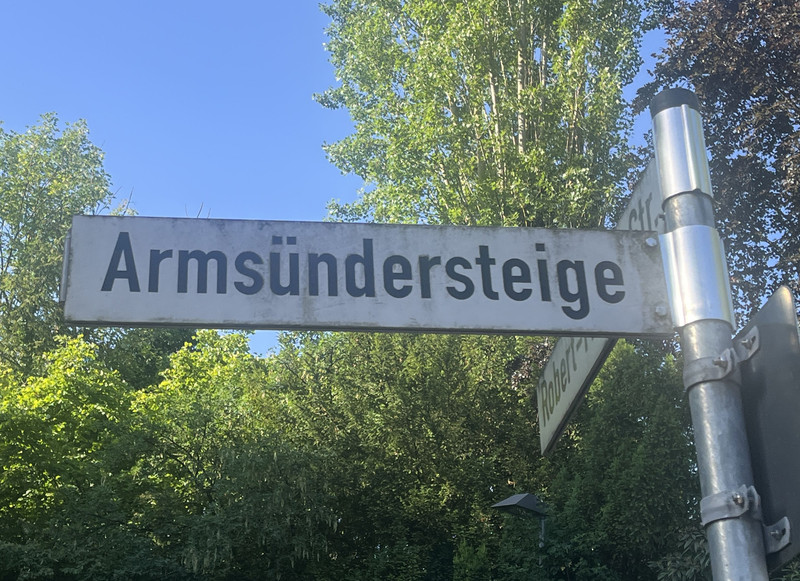 Das Bild zeigt das Straßenschild der Armsündersteige in Heilbronn-Ost. Hier liefen zu Reichtsstadtzeiten die zum Tode Verurteilten auf ihrem Weg zum Galgenberg.