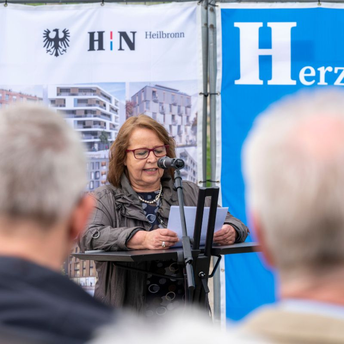 Barbara Tolnai, der Firma Lehen-Quartier hält eine Rede