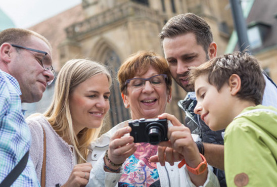 Familie bei einer Stadtführung