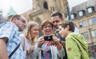 Familie bei einer Stadtführung